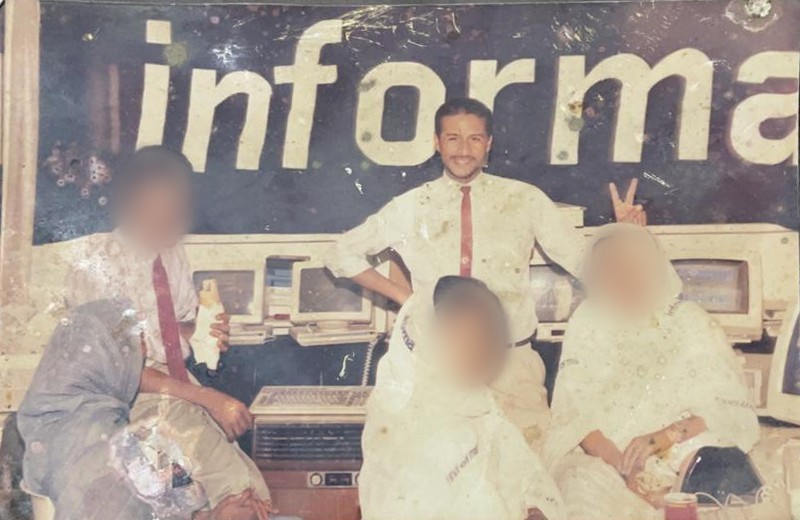 Quatre personnes devant des ordinateurs, dans les locaux de CDD Informatique en 1994